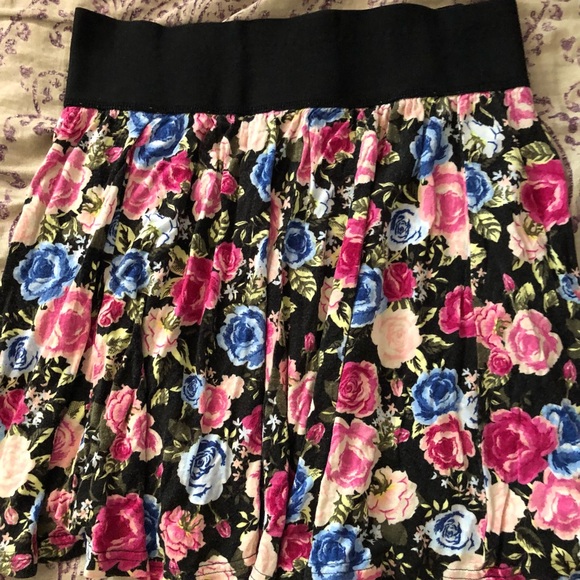 Floral skirt. - Picture 2 of 3